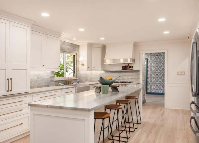 Property at 2841 Doncaster Rd, Upper Arlington, OH 43221, 5 beds, 4.5 baths