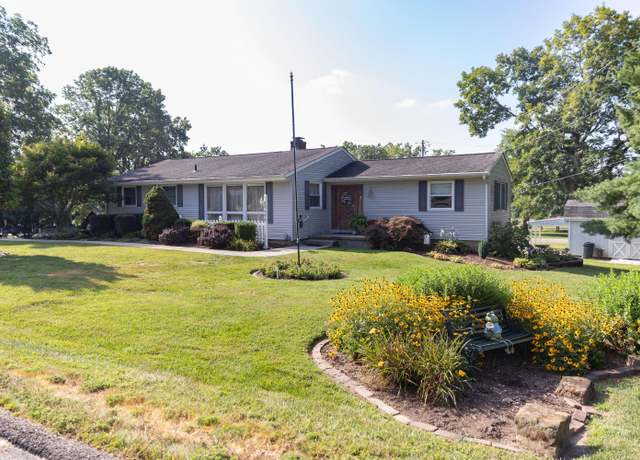 Property at 599 Front St, Lancaster, OH 43130, 4 beds, 2 baths