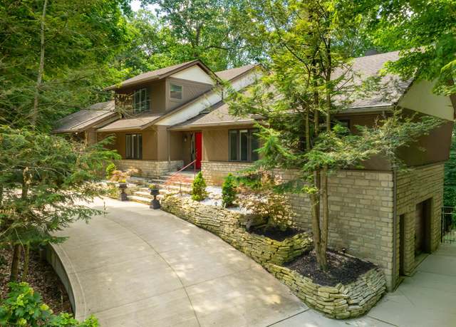 Photo of 630 Woods Hollow Ln, Powell, OH 43065
