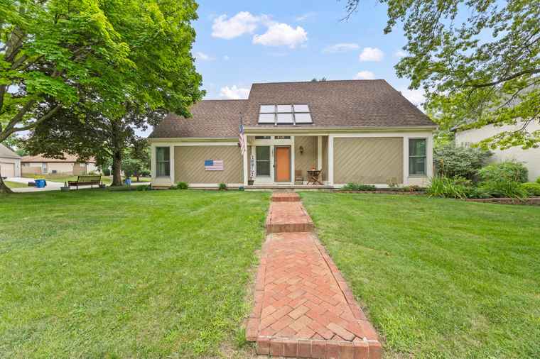 Photo of 284 Waterford Dr Dublin, OH 43017