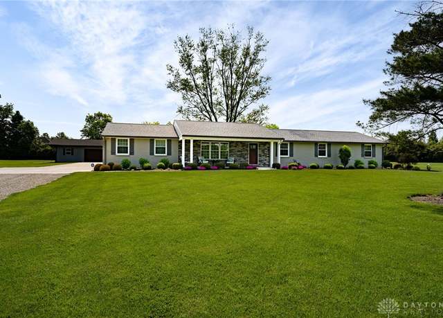 Property at 9500 Paragon Rd, Washington Twp, OH 45458, 4 beds, 3.5 baths