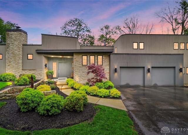 Property at 1900 Kresswood Cir, Kettering, OH 45429, 3 beds, 2.5 baths