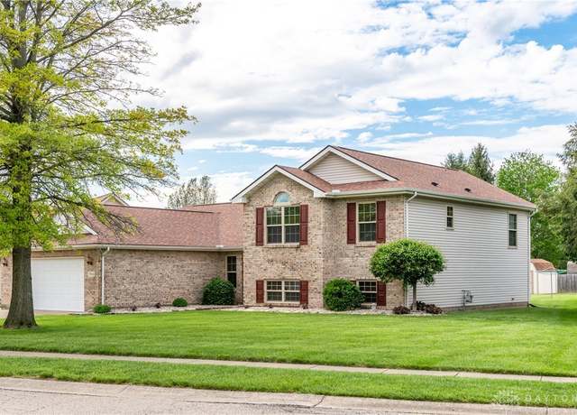 Property at 7916 Kings Ridge Cir, Fairborn, OH 45324, 4 beds, 3 baths