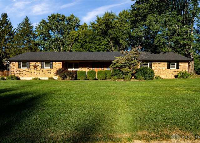 Property at 1325 De Quincy Dr, Beavercreek, OH 45434, 4 beds, 2.5 baths