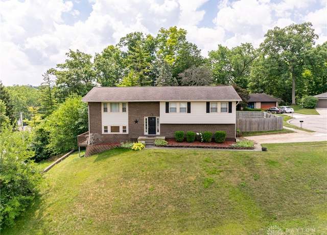 Property at 500 Lincoln Green Dr, West Carrollton, OH 45449, 3 beds, 2.5 baths
