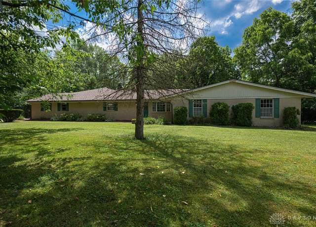 Property at 3049 Beech Hill Dr, Sugarcreek Twp, OH 45370, 6 beds, 3 baths