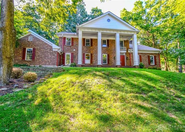 Property at 1955 Kresswood Cir, Kettering, OH 45429, 4 beds, 3.5 baths