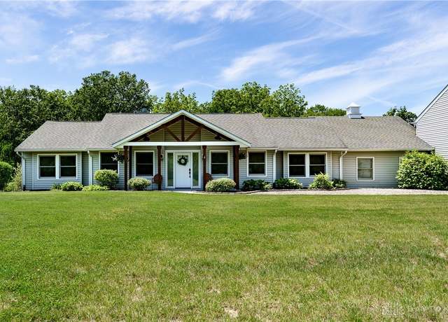 Property at 303 White Oak Dr, Chester Twp, OH 45177, 3 beds, 2 baths