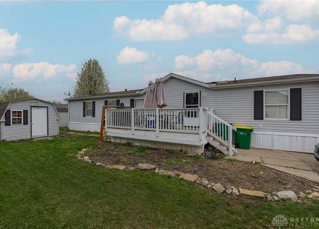 Property at 11142 Oakwood Vlg, Miamisburg, OH 45342, 4 beds, 2 baths