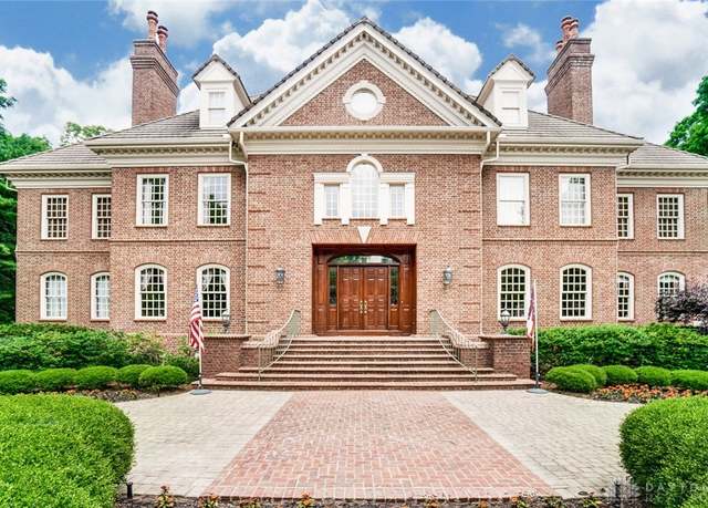 Property at 5048 Oak Manor Ct, Kettering, OH 45429, 4 beds, 7 baths