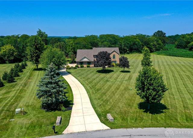 Property at 8546 Stockholm Ct, Waynesville, OH 45068, 4 beds, 3 baths
