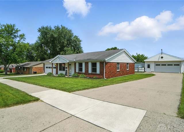 Property at 182 Grantwood Dr, West Carrollton, OH 45449, 3 beds, 2 baths