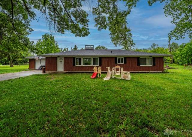 Property at 35 Vinewood Ct, Clayton, OH 45315, 3 beds, 2 baths