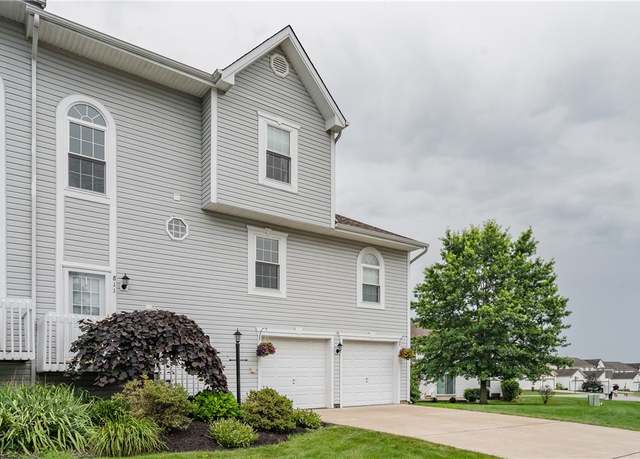 Property at 811 Sunset Cir #811, Cranberry Twp, PA 16066, 3 beds, 2.5 baths
