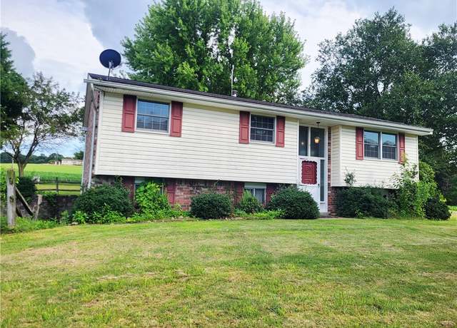 Property at 300 Twin Lakes Rd, Unity  Twp, PA 15650, 3 beds, 1.5 baths