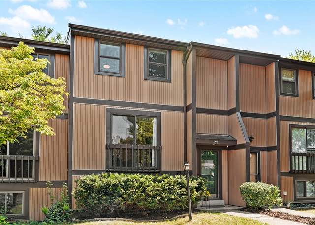 Property at 221 Parkwood Dr, Cranberry Twp, PA 16066, 3 beds, 2 baths