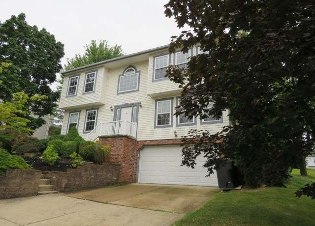 Property at 524 Grandshire Dr, Cranberry Twp, PA 16066, 4 beds, 2.5 baths