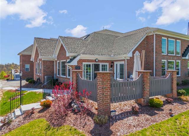 Property at 1548 Parkwood Pointe Dr, Moon/crescent Twp, PA 15046, 3 beds, 2.5 baths