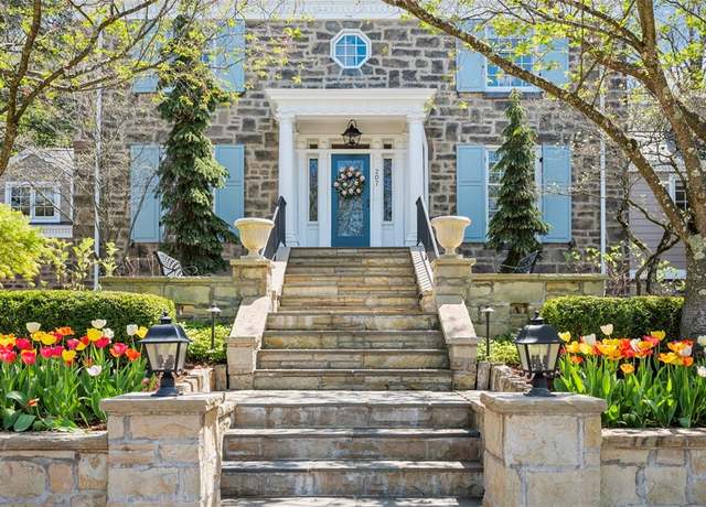 Property at 207 Warwick Dr, Upper St. Clair, PA 15241, 4 beds, 4.5 baths