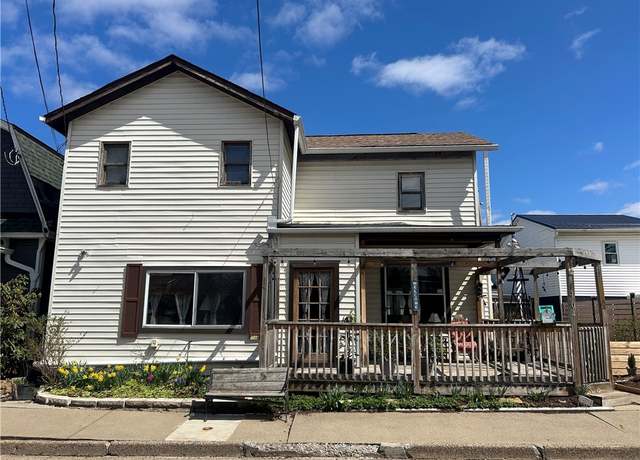 Property at 104 Worth St, Tarentum, PA 15084, 3 beds, 2 baths