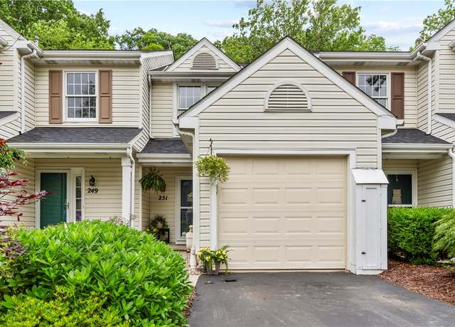 Property at 251 Commons Dr, Oakmont, PA 15139, 2 beds, 1.5 baths
