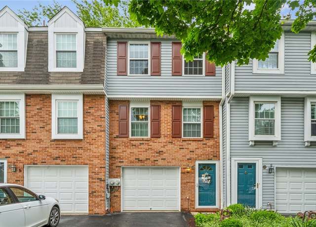 Property at 226 Green Ct, Castle Shannon, PA 15234, 2 beds, 1.5 baths