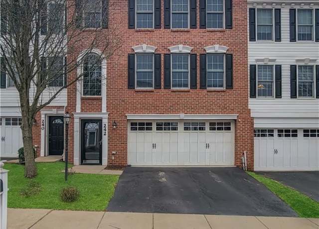 Property at 242 Overlook Ct, Robinson Twp - Nwa, PA 15108, 3 beds, 2.5 baths