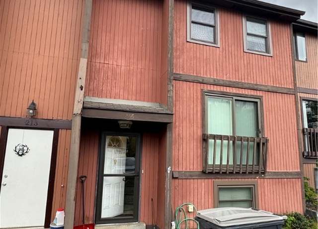 Property at 215 Parkwood Dr, Cranberry Twp, PA 16066, 3 beds, 2 baths