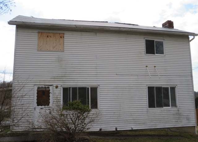 Property at 1106 Circle Dr, Penn Twp - Wml, PA 15642, 4 beds, 1 bath
