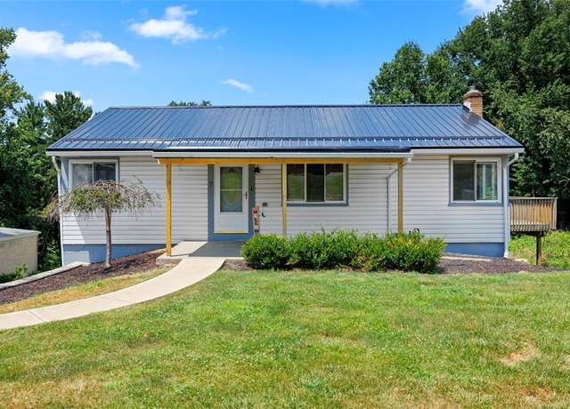 Property at 7 Oxford Dr, Coraopolis, PA 15108, 3 beds, 1.5 baths