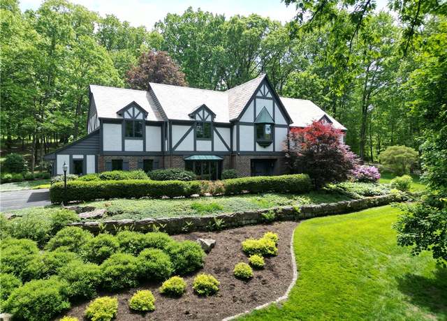 Property at 851 Chateau Dr, Franklin Twp, PA 16117, 5 beds, 4.5 baths