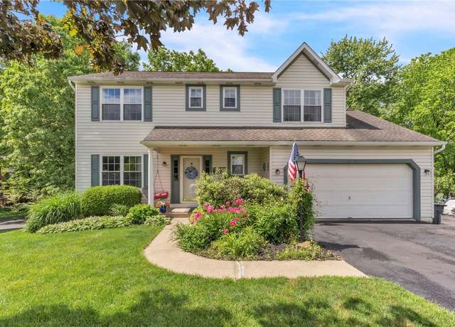 Property at 319 Hummingbird Cir, Cranberry Twp, PA 16066, 4 beds, 2.5 baths