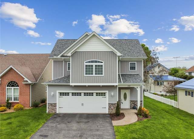 Property at 242 Plum St, Ligonier Boro, PA 15658, 3 beds, 2.5 baths