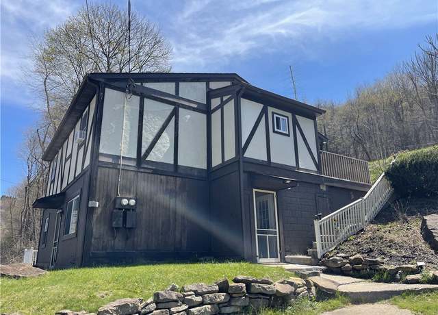 Property at 3141 30th St, Pulaski Twp - Bea, PA 15066, 5 beds, 3 baths