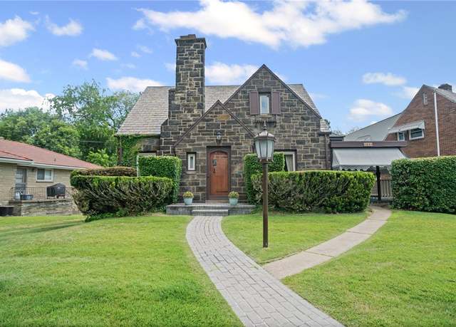 Property at 28 York Dr, Ross Twp, PA 15214, 3 beds, 1.5 baths