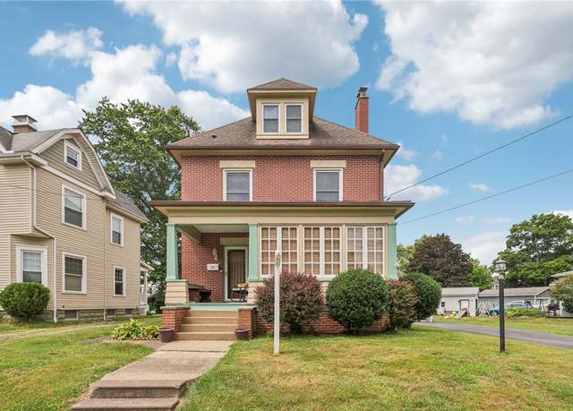 Property at 327 State St, Grove City Boro, PA 16127, 4 beds, 2.5 baths