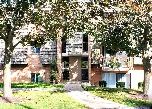 Property at 912 Forest Green Dr, Moon/crescent Twp, PA 15108, 2 beds, 1.5 baths