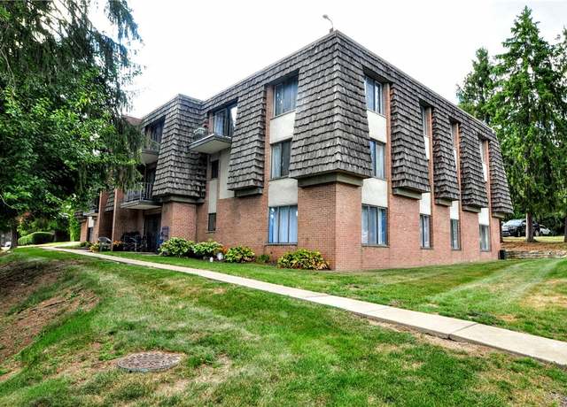 Property at 113 Forest Green Dr, Moon/crescent Twp, PA 15108, 2 beds, 1.5 baths