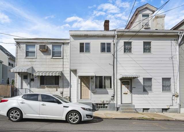 Property at 4767 1/2 Cypress St, Bloomfield, PA 15224, 2 beds, 1 bath