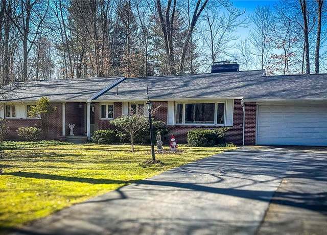 Property at 720 Dogwood Ln, Hermitage, PA 16148, 3 beds, 2.5 baths