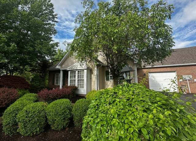 Property at 3707 Warwick Ct, Moon/crescent Twp, PA 15108, 3 beds, 2 baths