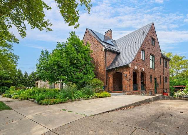 Property at 6819 Reynolds St, Point Breeze, PA 15208, 6 beds, 3.5 baths