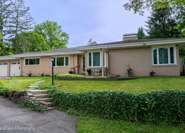 Property at 8 Windycrest Dr, Patterson Twp, PA 15010, 3 beds, 2 baths