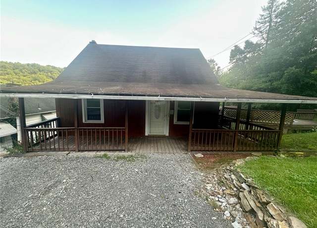 Property at 713 Summit Ave, Ellwood City - Bea, PA 16117, 3 beds, 1.5 baths