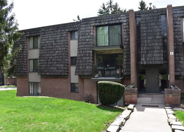 Property at 121 Forest Green Dr, Moon/crescent Twp, PA 15108, 2 beds, 1.5 baths