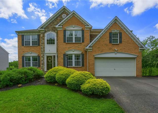 Property at 8014 Maureen Dr, Cranberry Twp, PA 16066, 4 beds, 3.5 baths
