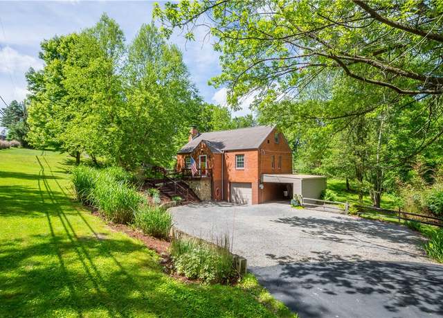Property at 105 Brookwood Rd, Peters Twp, PA 15367, 4 beds, 2 baths