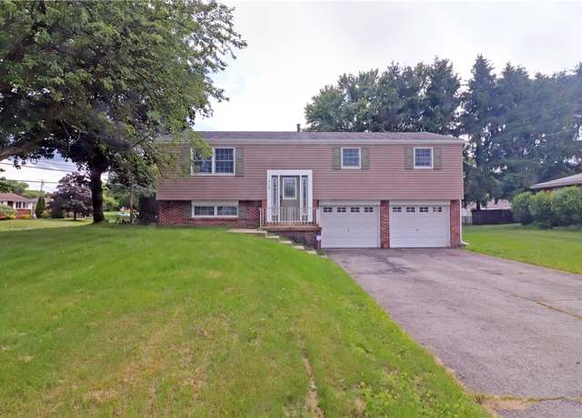 Property at 418 Newport Dr, Hempfield Twp - Wml, PA 15601, 3 beds, 2 baths