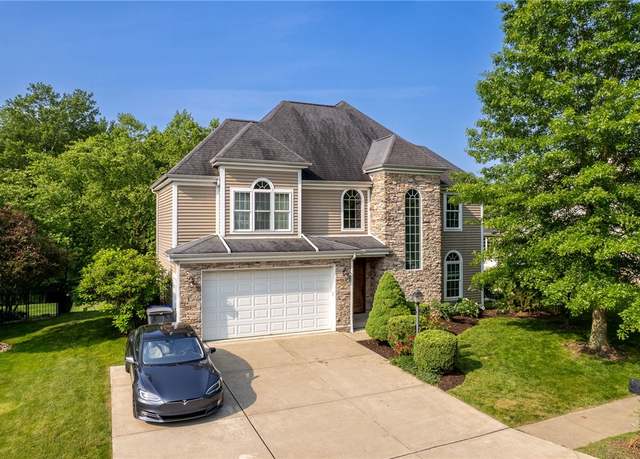 Property at 621 Columbia Ct, Adams Twp, PA 16046, 4 beds, 2.5 baths