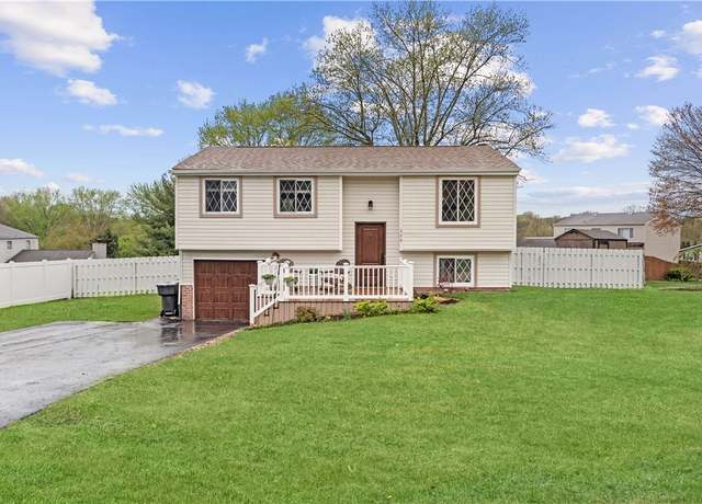 Property at 209 Briarwood Ln, Cranberry Twp, PA 16066, 3 beds, 1.5 baths